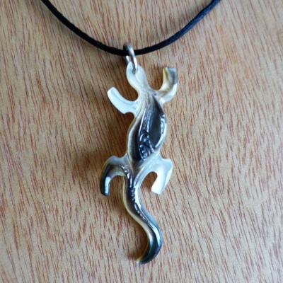 Collier en nacre gravée de Tahiti Gecko 01