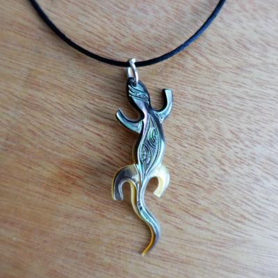 Collier en nacre gravée de Tahiti Gecko 04