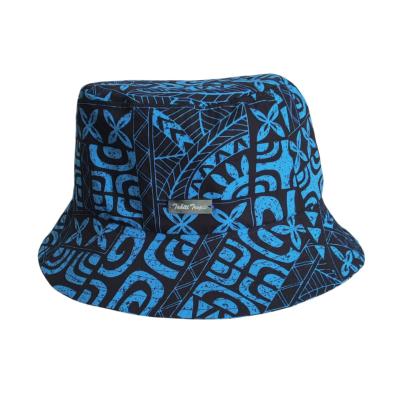 Chapeau bob bleu et motifs tatouages noirs