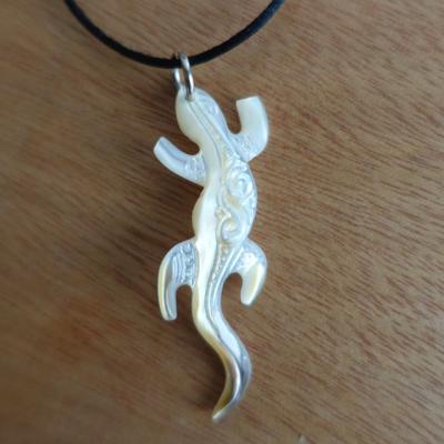 Collier en nacre gravée de Tahiti Gecko 05