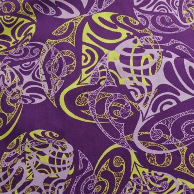 Tissu violet, tatouages raies manta stylisées 50 X 110 cm