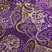 Tissu violet, tatouages raies manta stylisées 50 X 110 cm