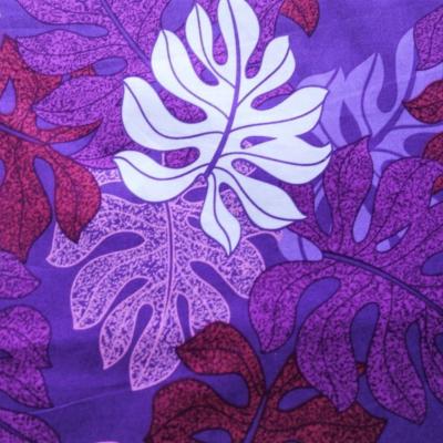 Tissu violet en coton et feuilles de monsteras