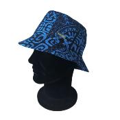 Chapeau bob bleu et motifs tatouages noirs