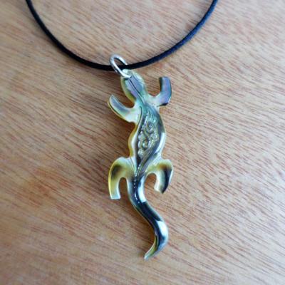 Collier en nacre gravée de Tahiti Gecko 06