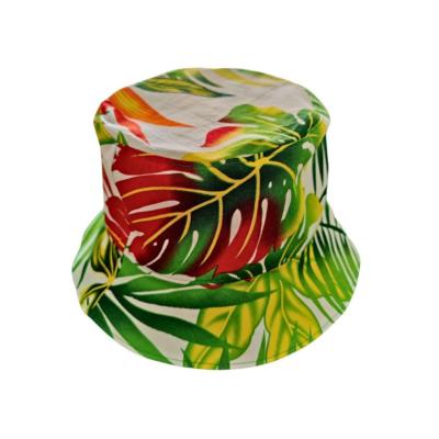 Chapeau bob blanc et feuillage tropical